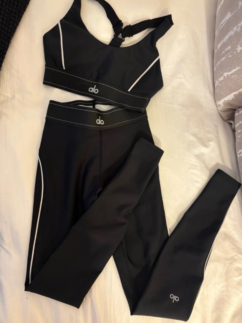 Alo yoga set leggings and bra new with tag airlift - Picture 1 of 2